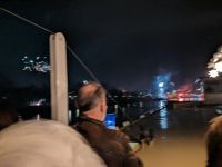 beim Warten auf den Einlass zur Silvesterfeier auf dem Elbeschiff
