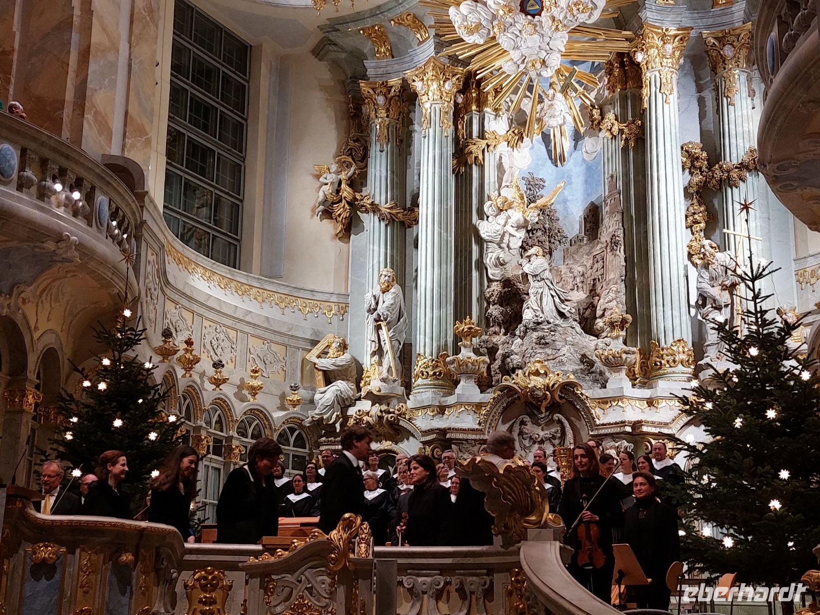 Tag 4 (13) -Dresden -  Frauenkirche - Applaus für die Solisten.jpg