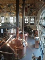 Blick auf die Brauerei hinter dem Tresen