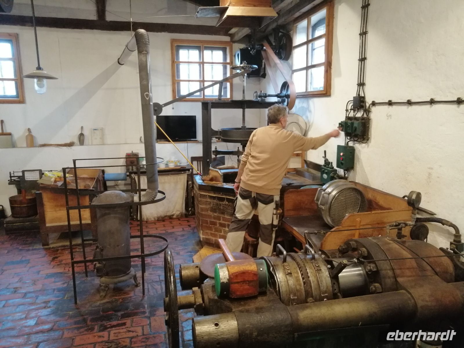 Müller bei der Arbeit in der Ölmühle