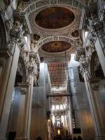 im Innneren des Stephandoms