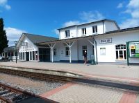 Kleiner Bahnhof in Binz, wir warten auf den 