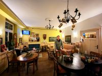 Der Betreiber der Anmut Bar in seinem Reich in Güstrow, urgemütlich und herrlich gelegen