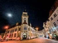 Weihnachtlich beleuchtete Altstadt von Güstrow mit Mond