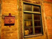 Fachwerkhaus mit stilechtem Briefkasten in Güstrow