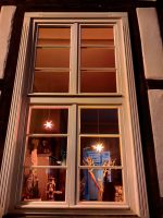 Schön geschmücktes Fenster mit Herrnhuter Sternchen in Güstrow