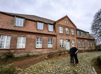 Gutsherr und Gutsherrin vor ihrem Gutshaus in Linstow