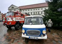 Der Weihnachtsmann kommt in einem alten Barkas nach Wismar