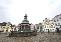 Die Wismarer Wasserkunst, ein alter Trinkwasserbrunnen auf dem Markt 