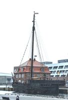 Ein Nachbau einer Kogge im Hafen von Wismar