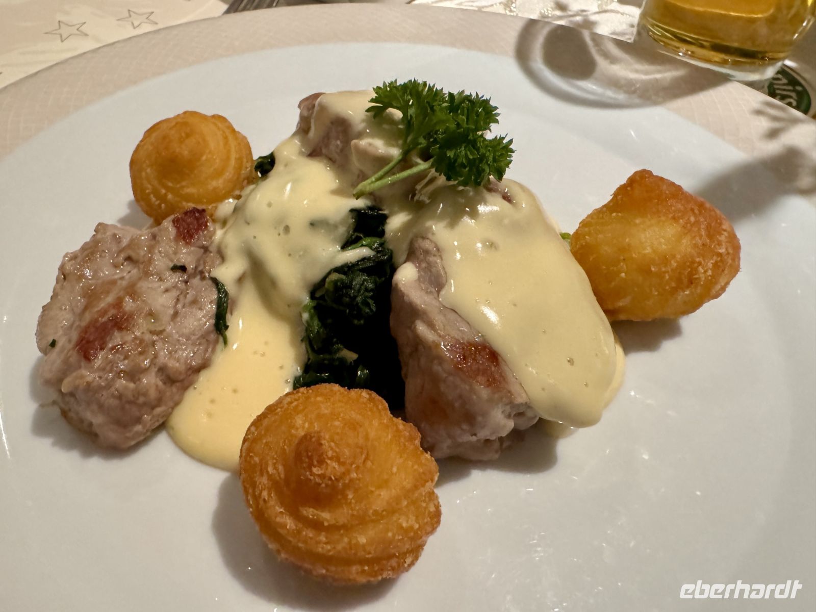 Tag 2 - Schweinemedaillons auf Blattspinat Käsesauce und Herzoginkartoffeln