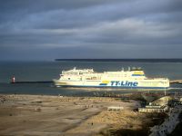 Eine Fähre läuft aus dem Warnemünder Hafen 