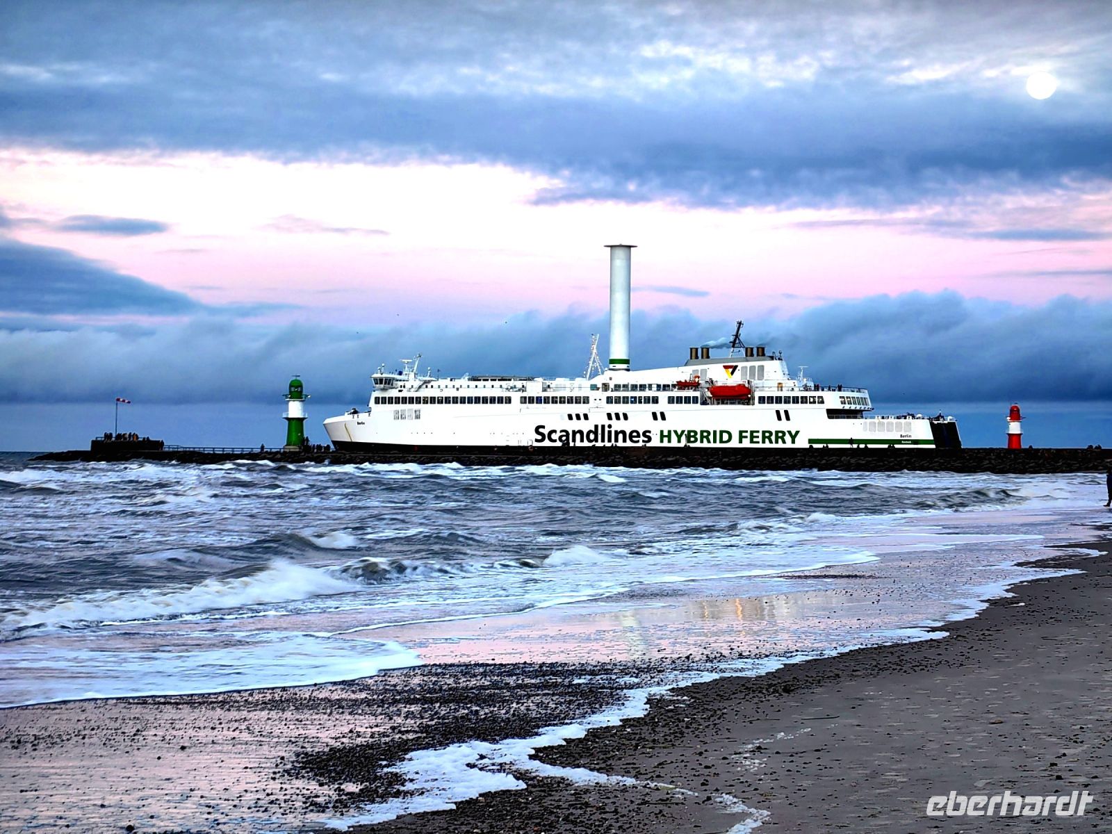 Die Fähre in Warnemünde läuft aus