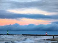 Mond und Leuchttürme in Warnemünde 