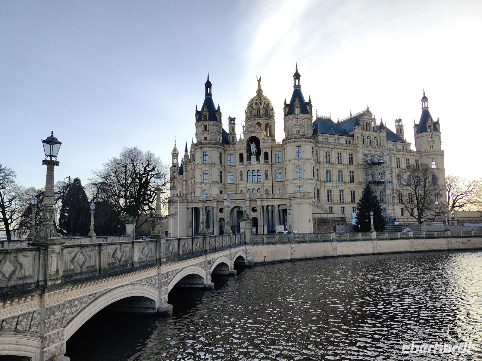 Um zum Schloß zu kommen, muß man auf die sogenannte Schwaneninsel