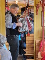 Alleinunterhalter im Zug