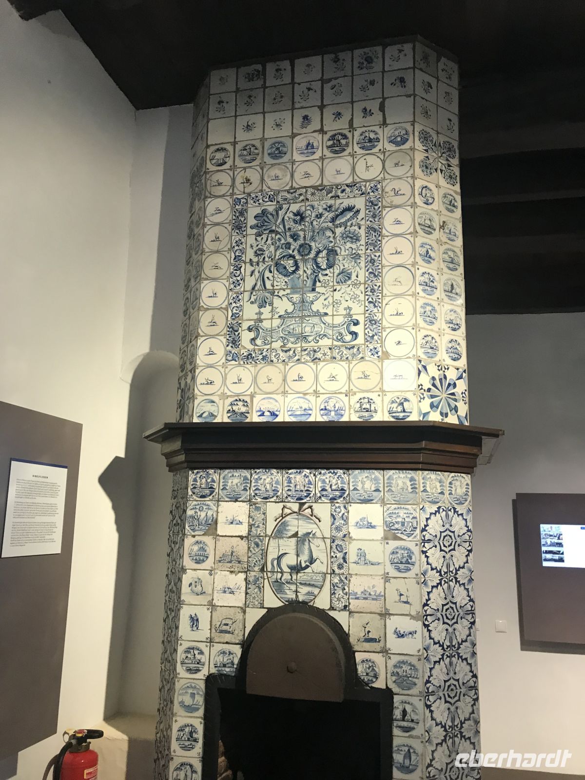 Ofen, der an Hand der Fliesen Geschichten erzählt