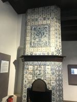 Ofen, der an Hand der Fliesen Geschichten erzählt