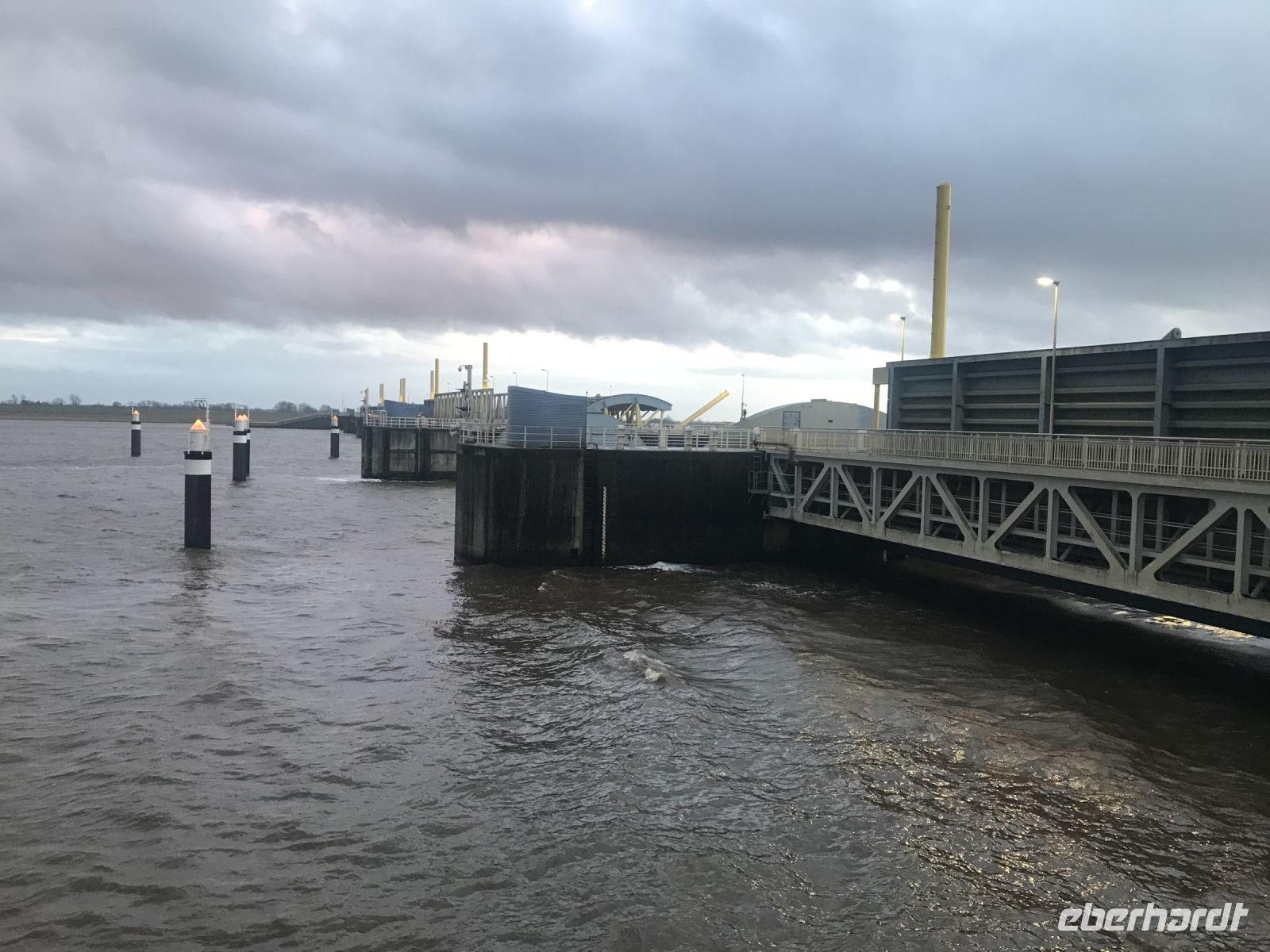 gigantischer Wall aus Stahl&Beton