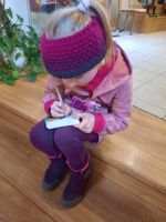 Von der kleinen Prinzessin werden fleißig Autogramme der Königin vorbereitet!