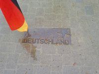 Tag 5 Deutschlandfahne auf dem Nationensäulenplatz Schengen