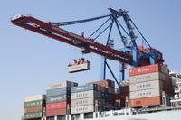 Schiff wird mit Containern beladen