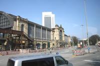 Dammtorbahnhof , dahinter Hotel Radison blu