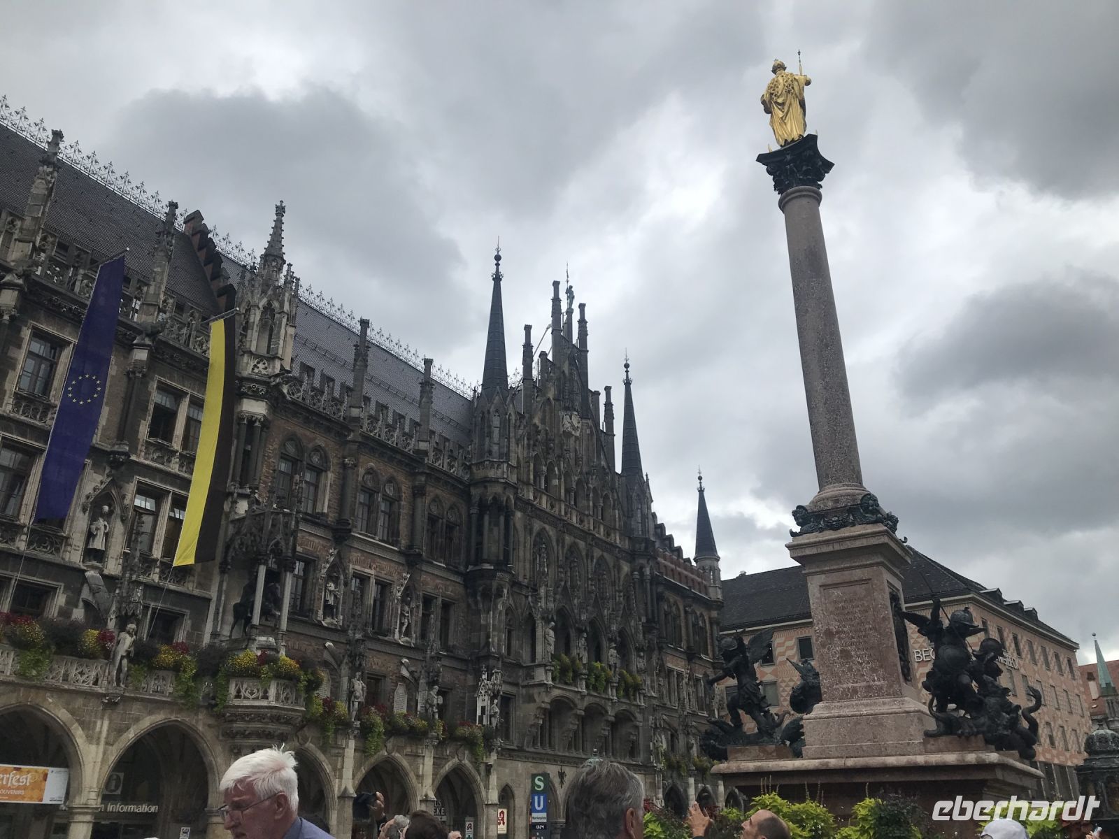 Marienplatz - mit Rathaus & Mariensäule