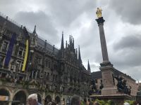 Marienplatz - mit Rathaus & Mariensäule