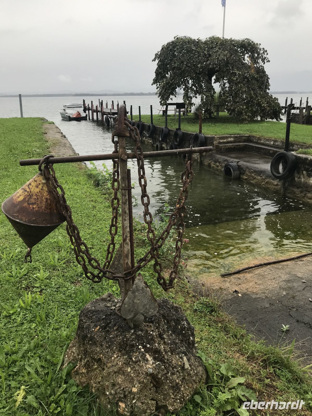 Rundreise Berchtesgadener Land - Besuch Chiemsee - Fraueninsel - Blick auf eine Fischeranlegestelle