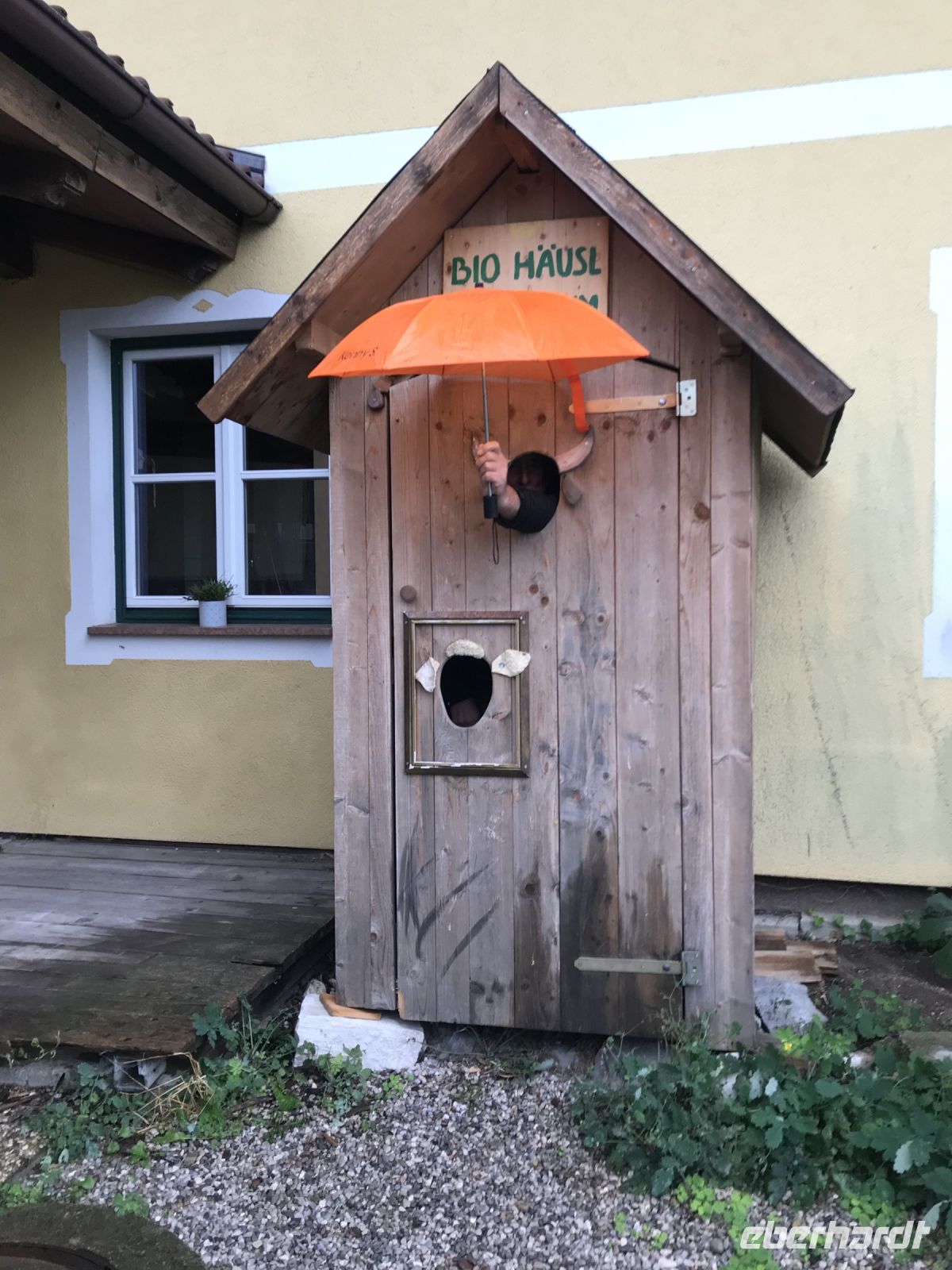 Rundreise Berchtesgadener Land - Bio Hofkäserei Fürstenhof -unser Maskottchen beim Probesitzen!!!