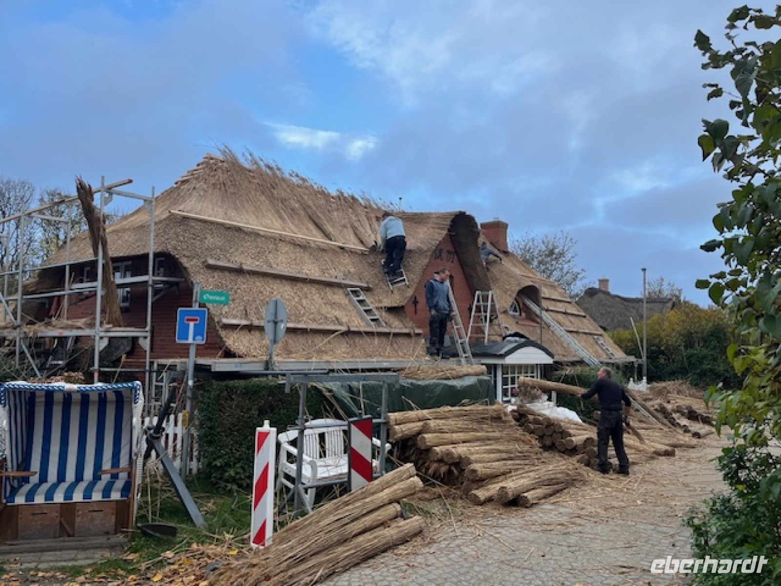 ... so also deckt man Reetdächer