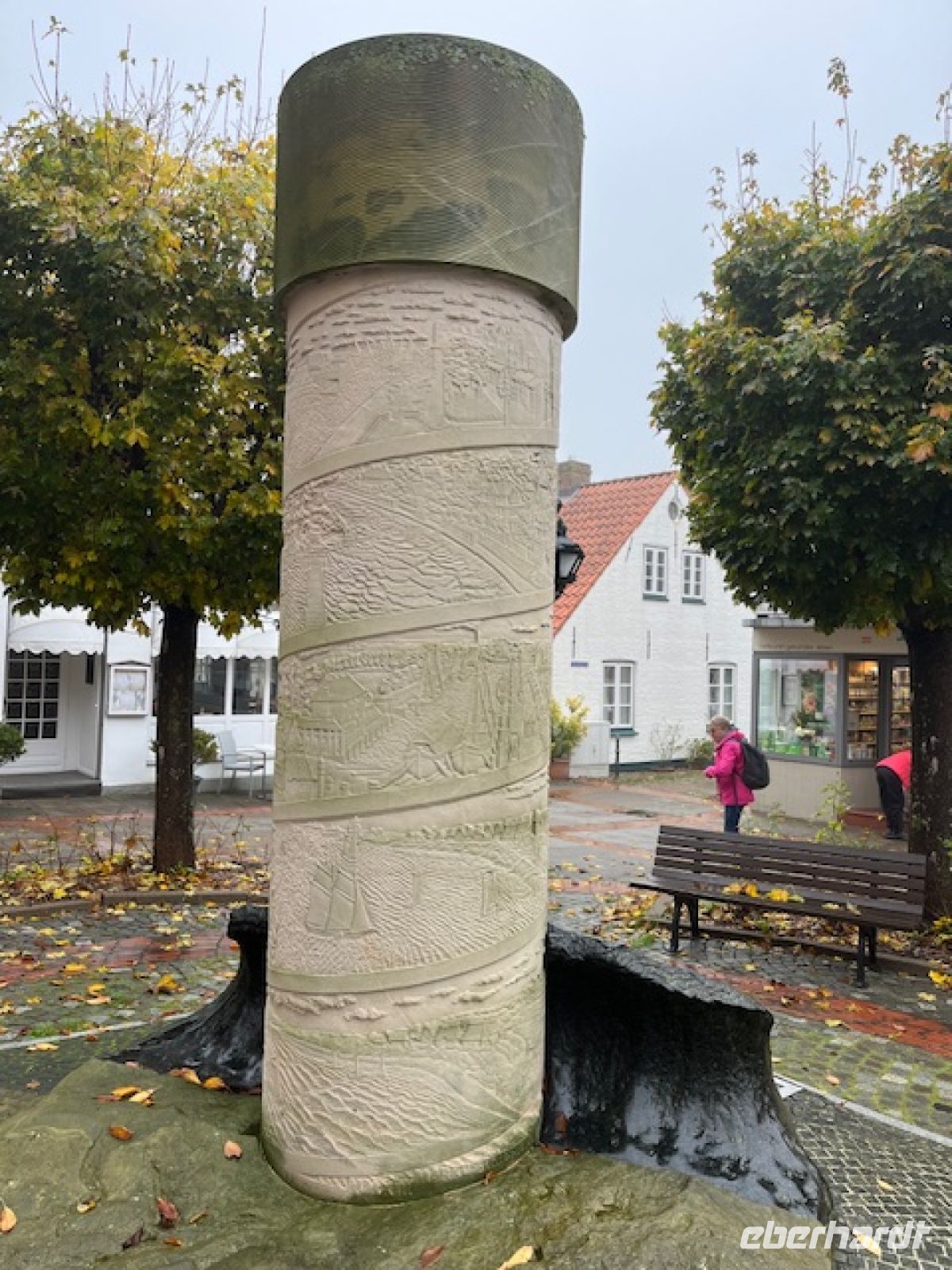 Geschichte der Insel Föhr auf einer Rundsäule