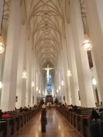 Der freundliche Innenraum der Frauenkirche in München