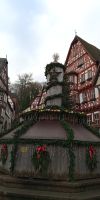 Tag 3 Blick auf geschmückten Brunnen am Schnatterloch Miltenberg 