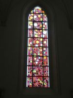 Ein Fenster der Hoffnung in der Nikolauskirche in Rosenheim