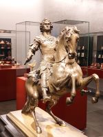 2024_Weihnachtsreise_Dresden: Dresdener-Schloß / Im Grünen Gewölbe - August zu  Pferd