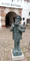 Tag 8 Blick auf die Raumbockfigur am Alten Rathaus in Erbach 