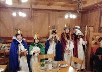 Die Sternsinger verabschieden unsere Reisegruppe