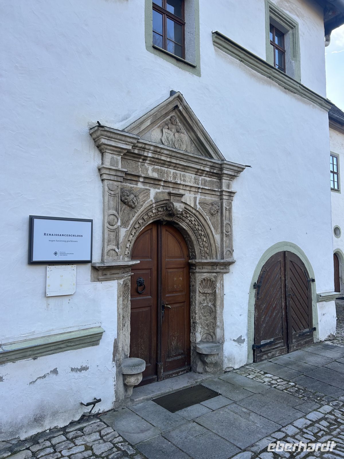 Das wunderschöne Eingangsportal mit Goethes Inschrift 