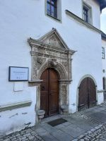 Das wunderschöne Eingangsportal mit Goethes Inschrift 