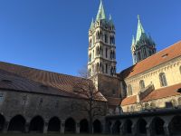 Im Innenhof des Doms