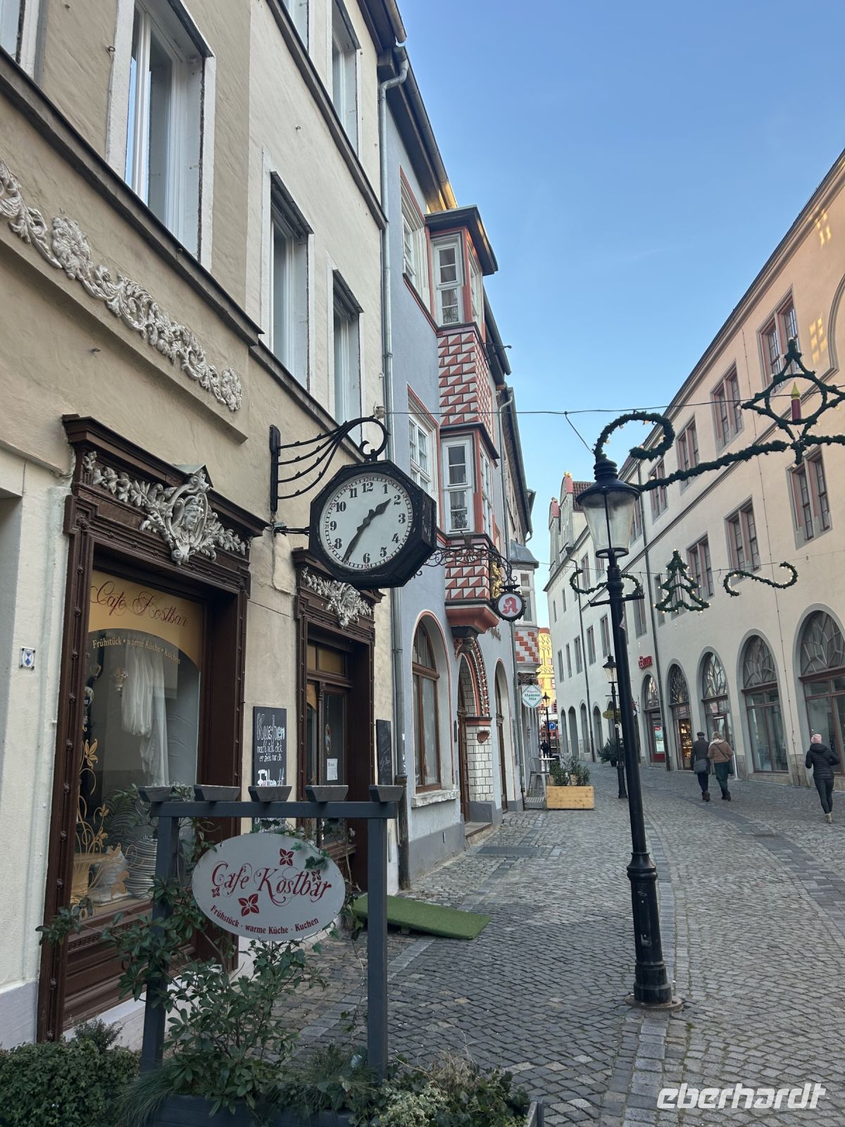 Die Gassen sind noch weihnachtlich geschmückt 