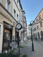 Die Gassen sind noch weihnachtlich geschmückt 