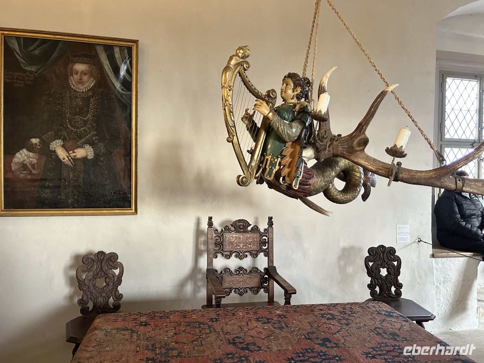 Die Innenausstattung wurde wieder hergestellt, seitdem das Schloss bis 1989 verfallen war.