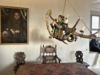 Die Innenausstattung wurde wieder hergestellt, seitdem das Schloss bis 1989 verfallen war.