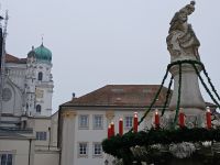  Residenzplatz mit geschmücktem Wittelsbacher Brunnen
