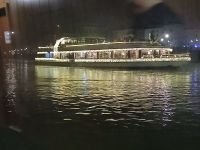  Immer wieder begegnen uns festlich geschmückte Schiffe.