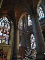  Beeindruckende Glasfenster bestimmen das Innere