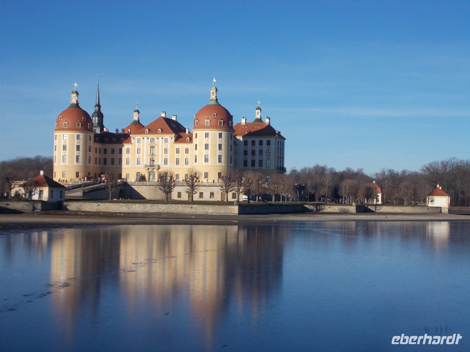 DSCN9622.JPG  Schloss mit Teich